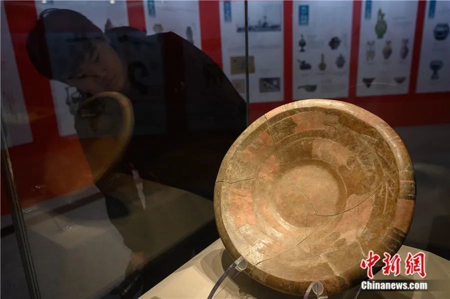 市民在位于太原市的山西博物院参观新石器时代彩绘蟠龙盘　韦亮　摄