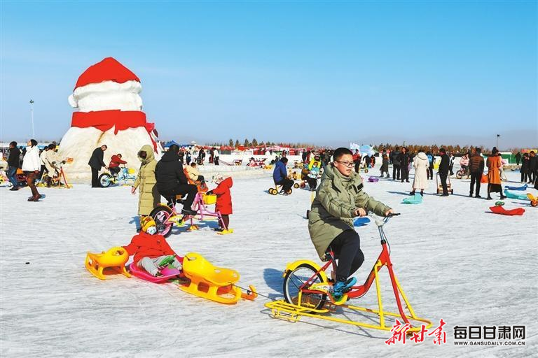 2月13日，市民在张掖市甘州区丝路冰雪城游玩。新甘肃·甘肃日报通讯员　成林
