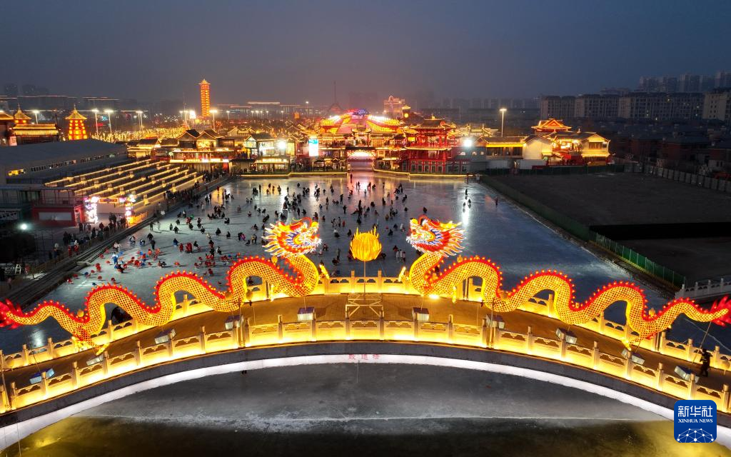 2月10日，游客在河北省唐山市丰南区河头老街滑冰场滑冰（无人机照片）。