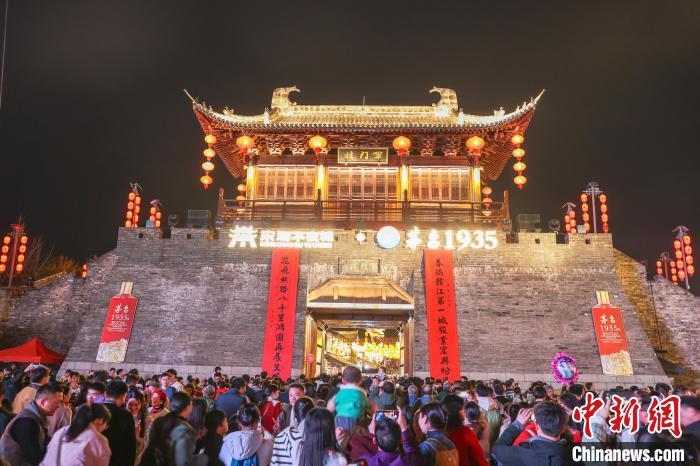 图为众多游客走进宋潮不夜城观光游览。刘力鑫 摄