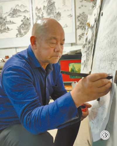 图③：李氏树皮笔画传承人李尚义正在用树皮笔作画