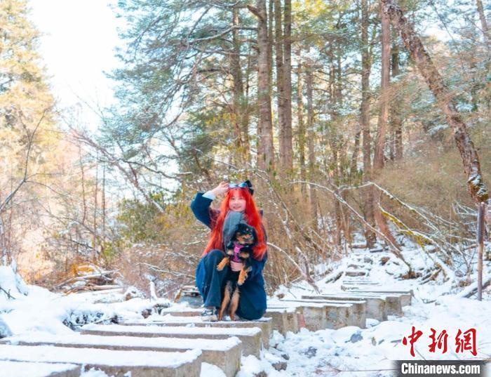 樱樱和爱犬“朝朝”的旅途留影。(受访者供图)
