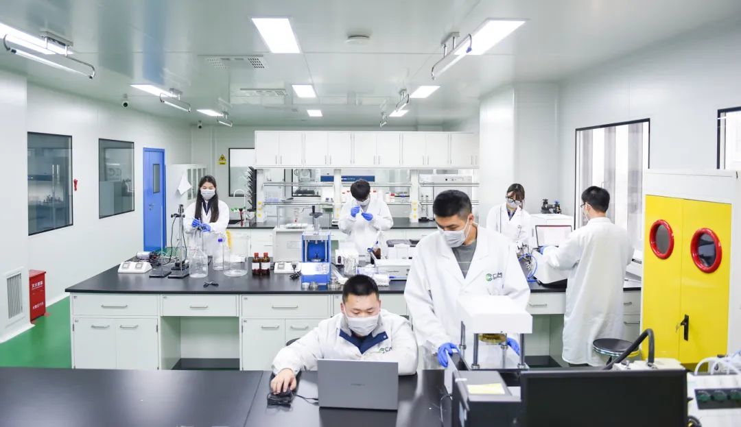 理工清科实验室工作人员正在进行新材料MOFs的各种实验