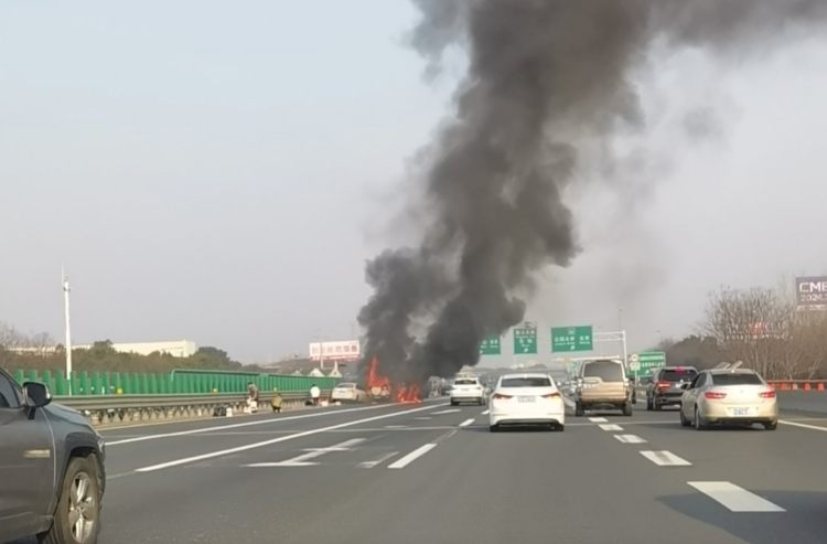 在京沪高速无锡段目击一起多车连环追尾事故,其中有三辆车发生燃烧