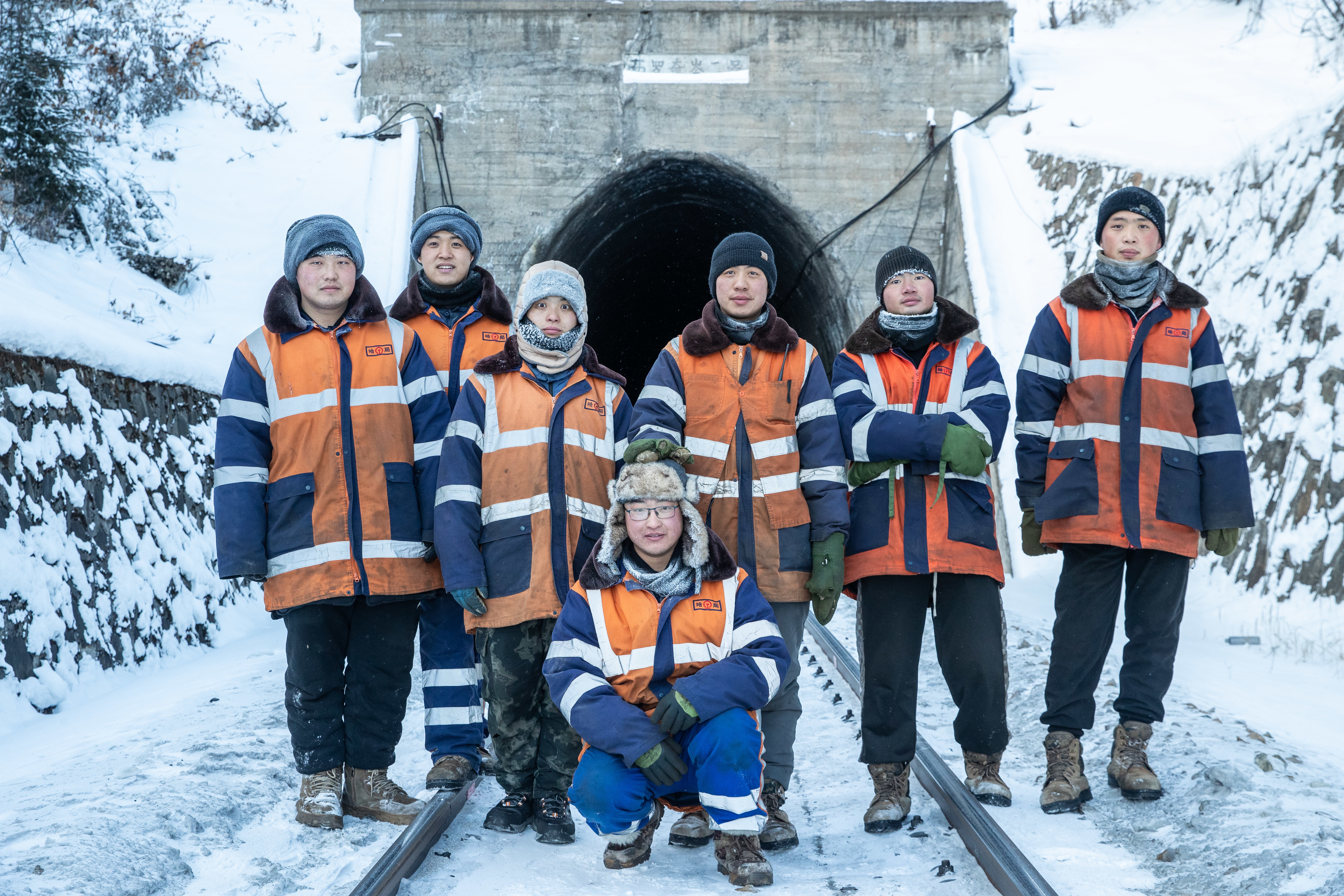 1月31日,在西罗奇岭二号隧道外,完成当日作业任务的工人们一起合影