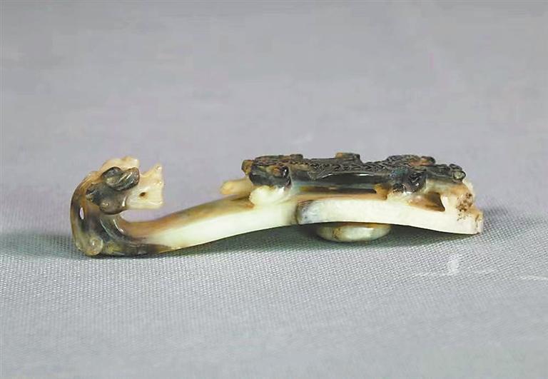 明玉龙钩带　张家川县博物馆藏