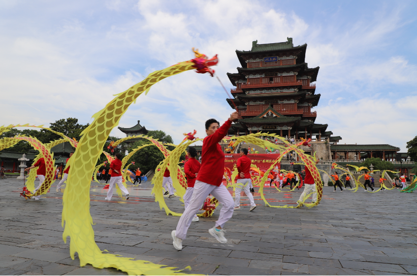 市民在滕王阁前表演彩带龙。 史克滨／供图