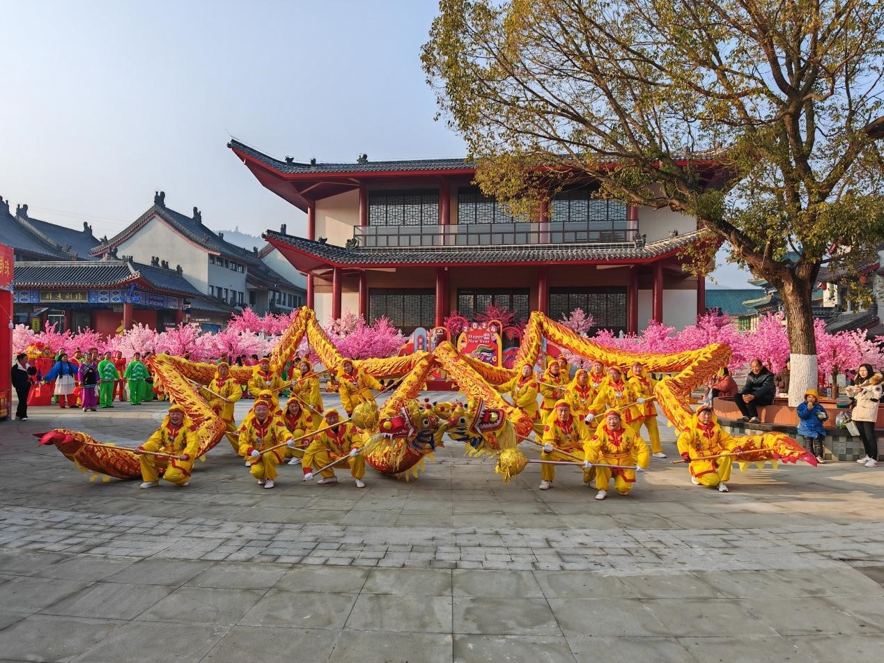 武当山:万名游客春节祈福