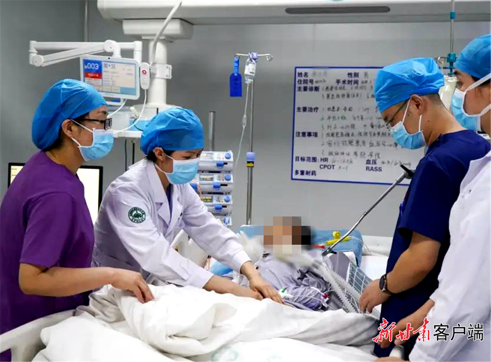 医护人员在救治患者