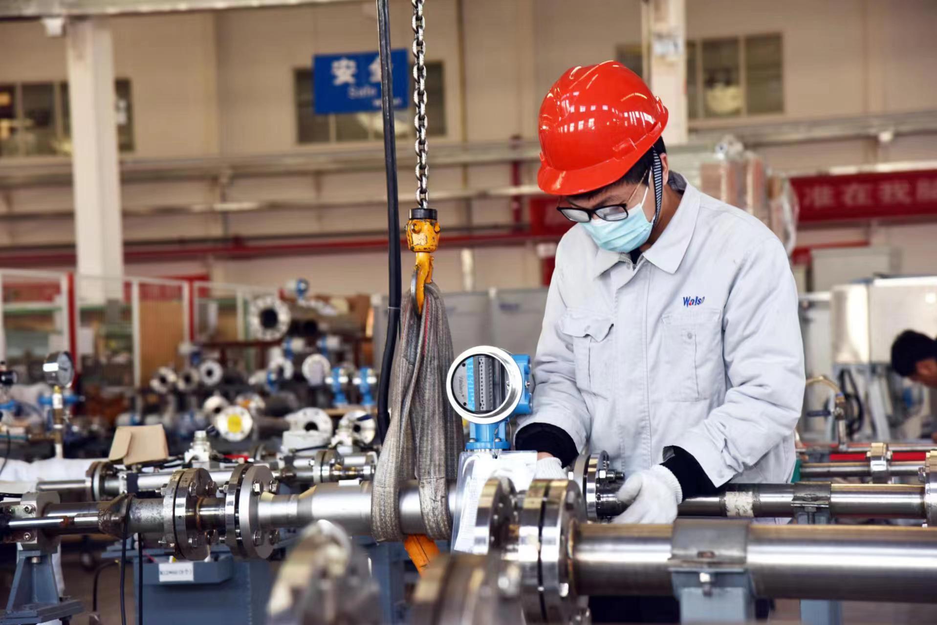 图为在广阳区沃森测控技术有限公司内,工人在车间进行作业。记者 王满凤 通讯员 孙宝宇摄