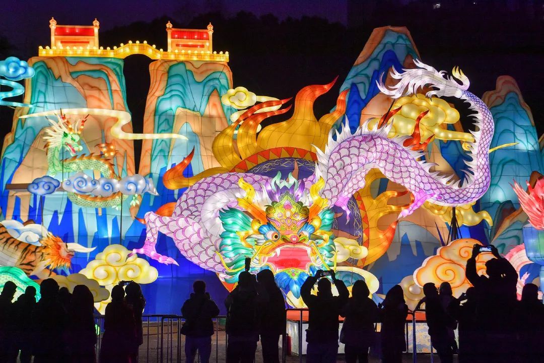 2024年2月6日，游客在贵阳观山湖灯会庙市观赏“九龙贺岁”灯组。视觉中国 图