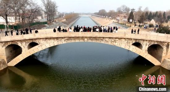 2月14日，“天下第一桥”赵州桥上游人如织。聂聪超 摄