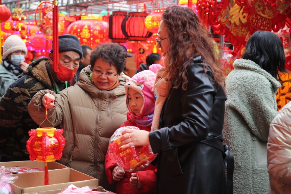 2月7日，市民在南三条市场选购灯笼。新华社记者 杨帆 摄