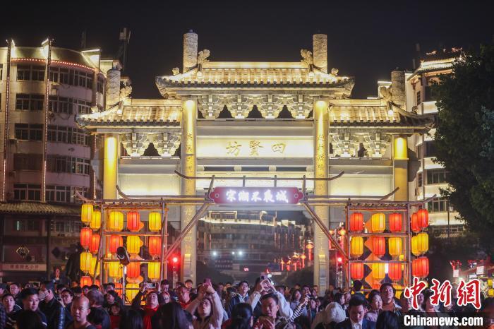图为众多游客走进宋潮不夜城观光游览。刘力鑫 摄