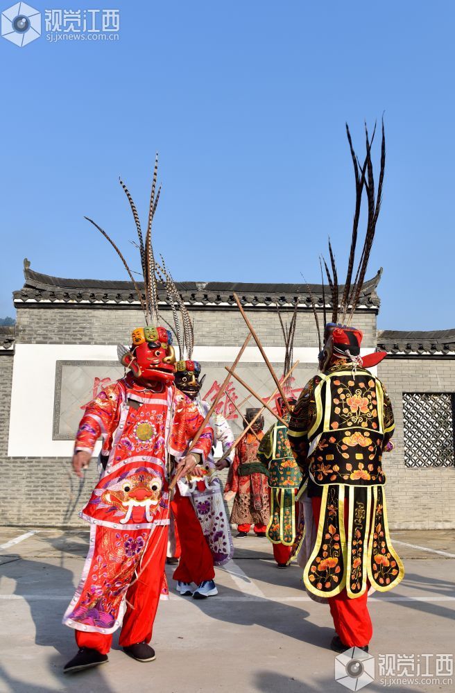 2月11日，婺源县秋口镇长径村村民在热闹的锣鼓声中上演请傩神、跳傩舞的傩事活动，吸引了众多乡亲和游客前来观看。
