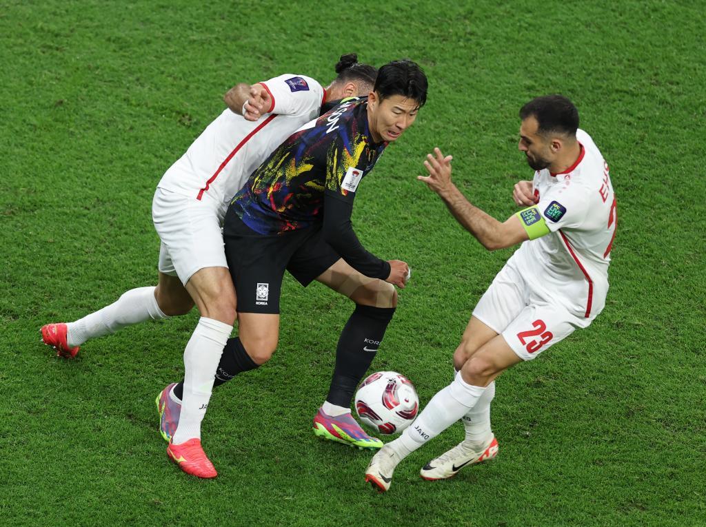 2月6日，韩国队球员孙兴慜（中）在半决赛中拼抢。新华社记者 贾浩成 摄