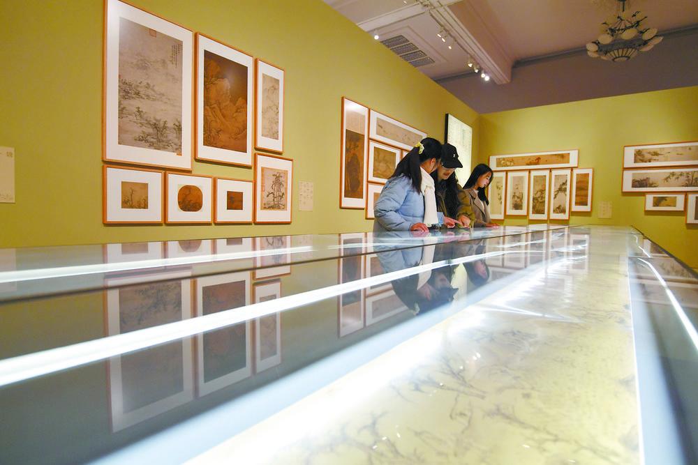 市民在河北博物院参观“盛世修典——'中国历代绘画大系'河北特展”，文化过年。