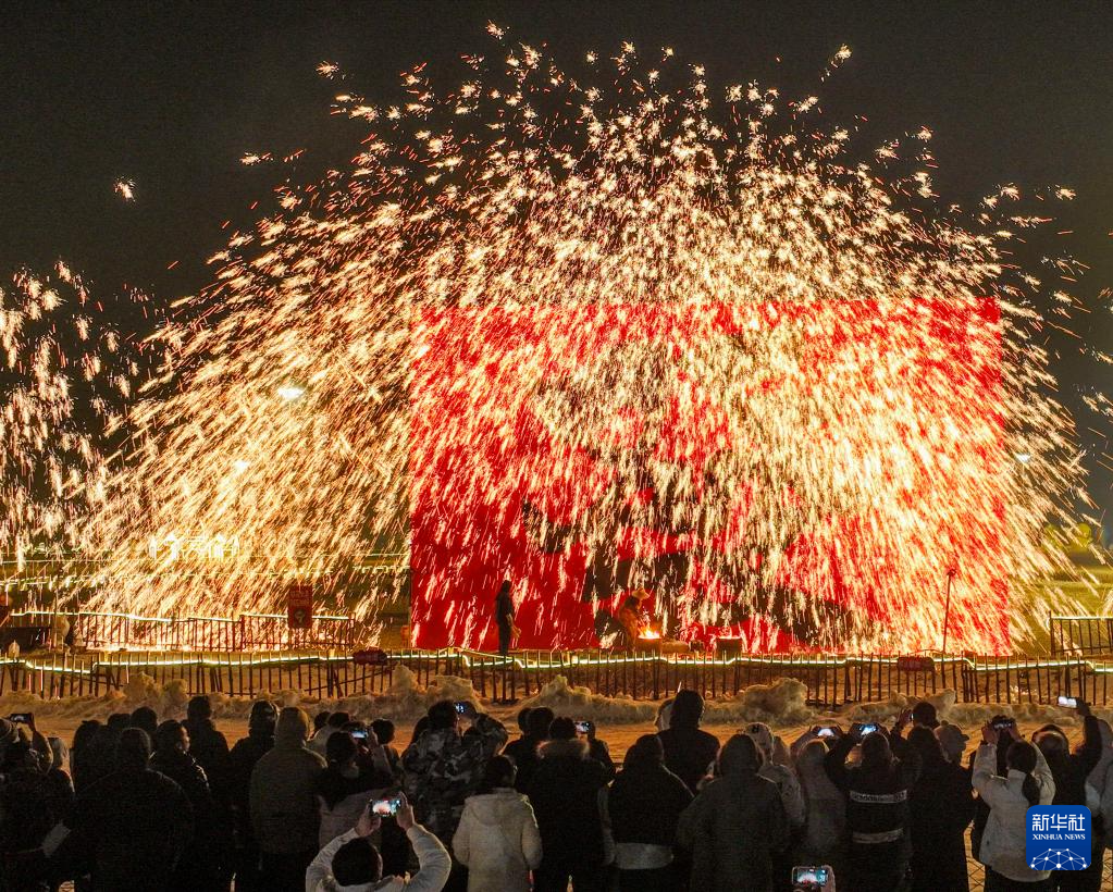 2月10日，游客在河北省遵化市团瓢庄镇山里各庄景区观看打铁花表演。