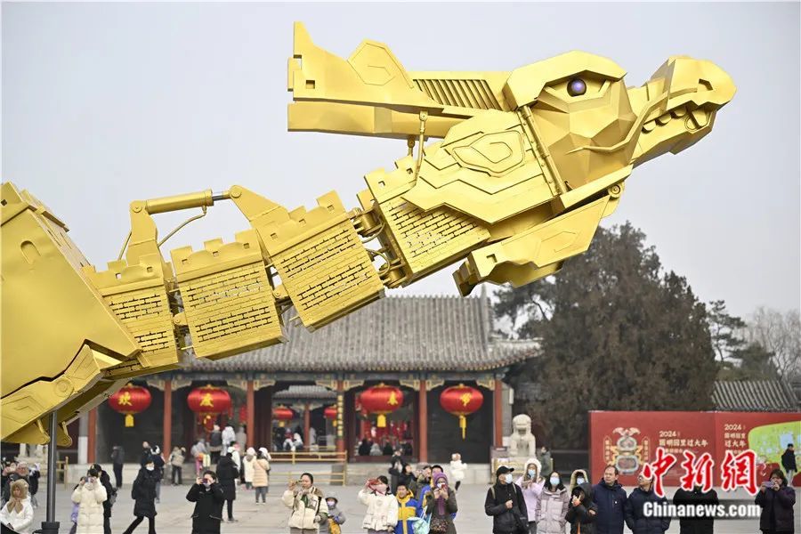 机甲艺术装置“长城龙”亮相北京圆明园，该装置将"长城与龙"融于一体。赵文宇 　摄