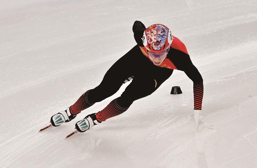 2月16日，在第十四届全国冬季运动会短道速滑公开组男子1500米决赛中，我省名将孙龙夺得金牌。图为孙龙在比赛中。 吉林日报特派记者 刘勃 张宽 摄