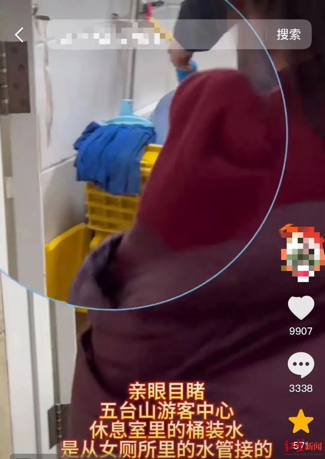 唐女士发布的视频中，工作人员正在用矿泉水桶从女厕所洗拖池接水