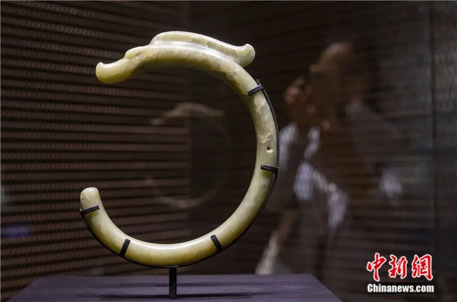 在南京博物院“玉润中华——中华玉文明的万年史诗图卷”特展上展陈的玉龙　泱波　摄