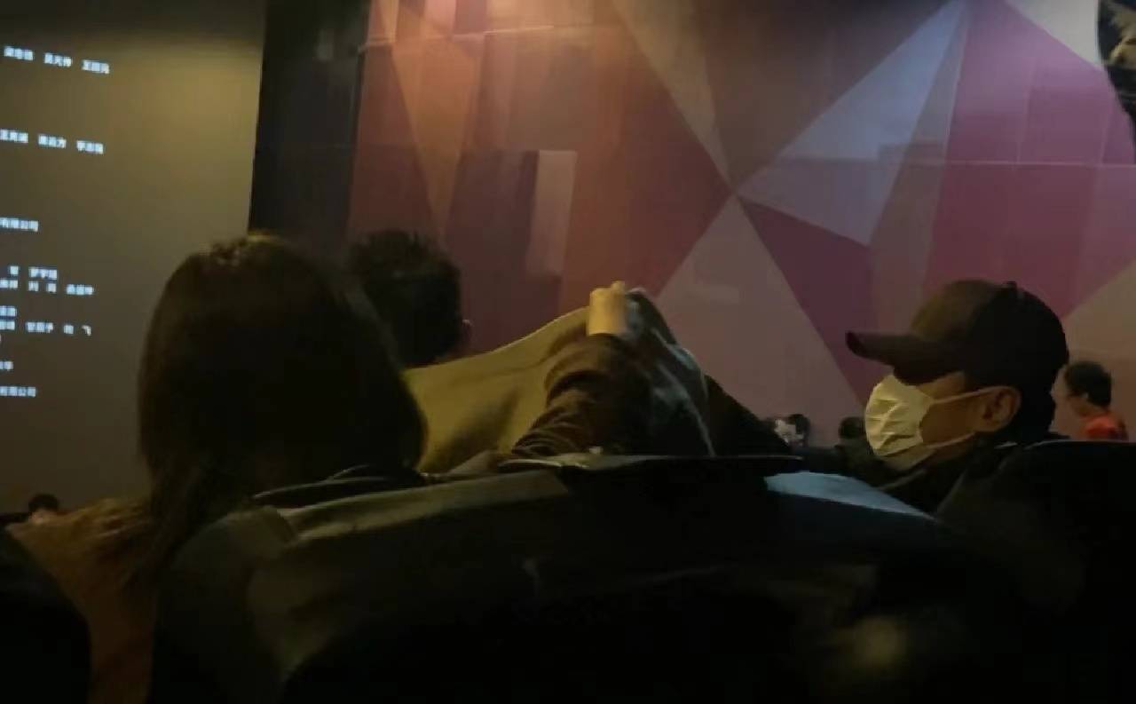 沈腾一家三口电影院被偶遇 开场前吃冰淇淋超接地气 - 吾爱微网