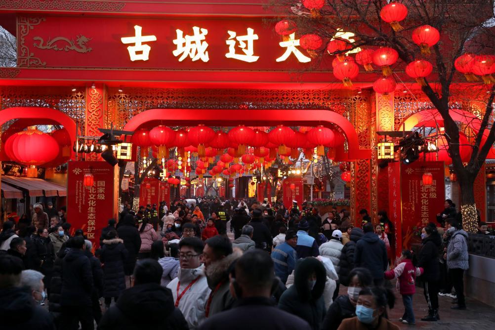 大年初一傍晚，摩肩接踵的游客在榆林古城内感受年味。榆林市榆阳区融媒体中心供图