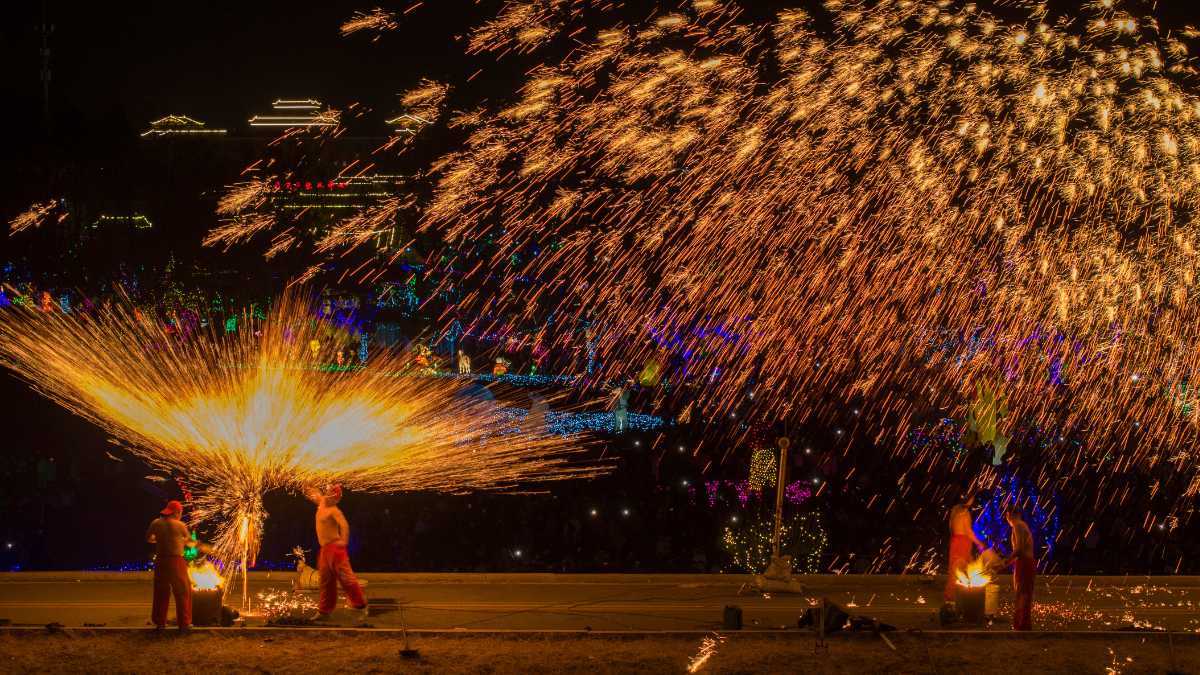 内地打铁花赏花灯 火树银花贺新春