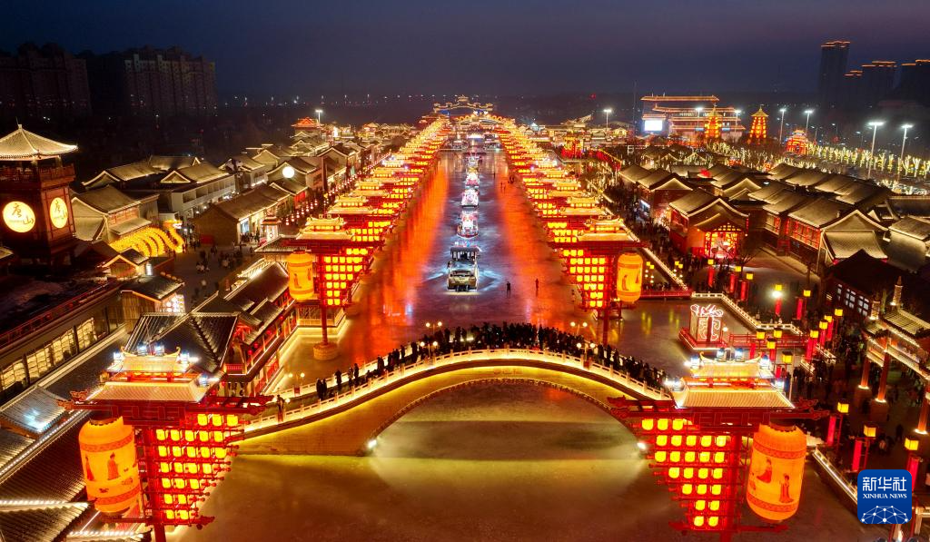 2月10日，游客在河北省唐山市丰南区河头老街观看文艺节目（无人机照片）。