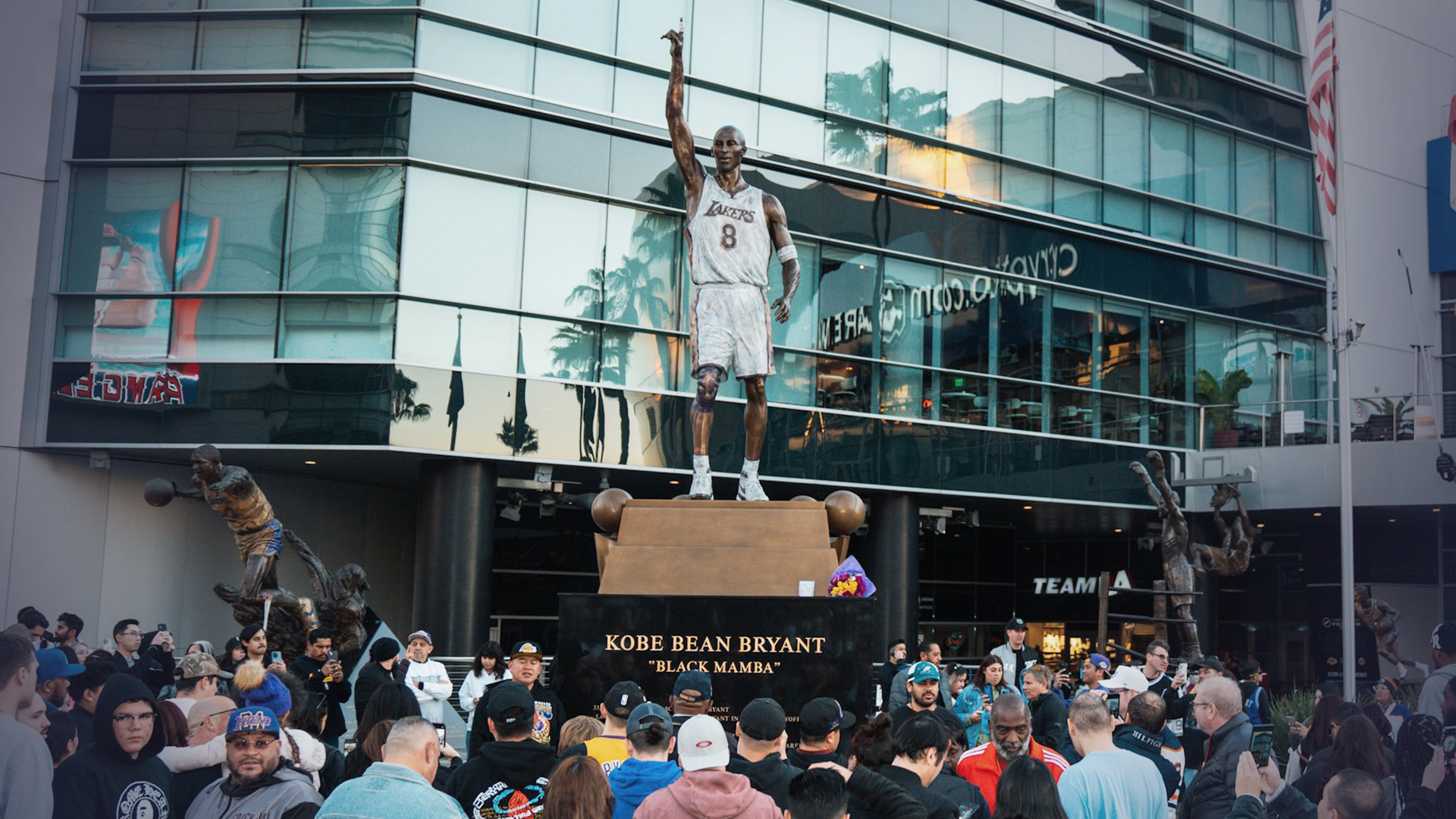 科比雕像正式对外开放,身着8号球衣右手指天,科比生前亲自选定这一