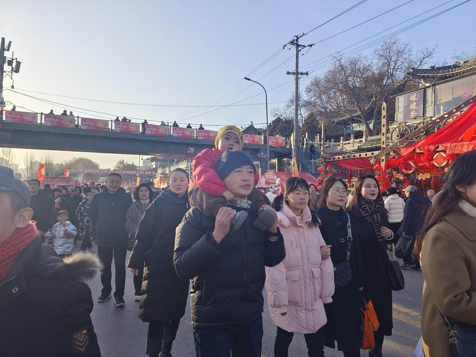 市民游览黄河市集