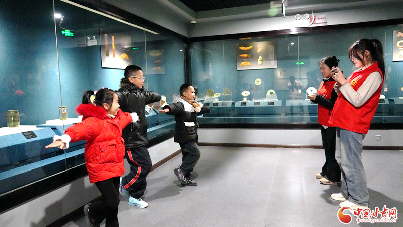 春节期间，静宁县博物馆工作人员精心组织了丰富的主题社教活动，为全县广大青少年提供了一道丰富的文化盛宴。 通讯员　杨红娟　摄