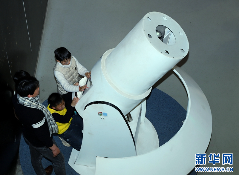 2月16日,南阳市科技馆,市民在通过天文望远镜观看"宇宙景观"