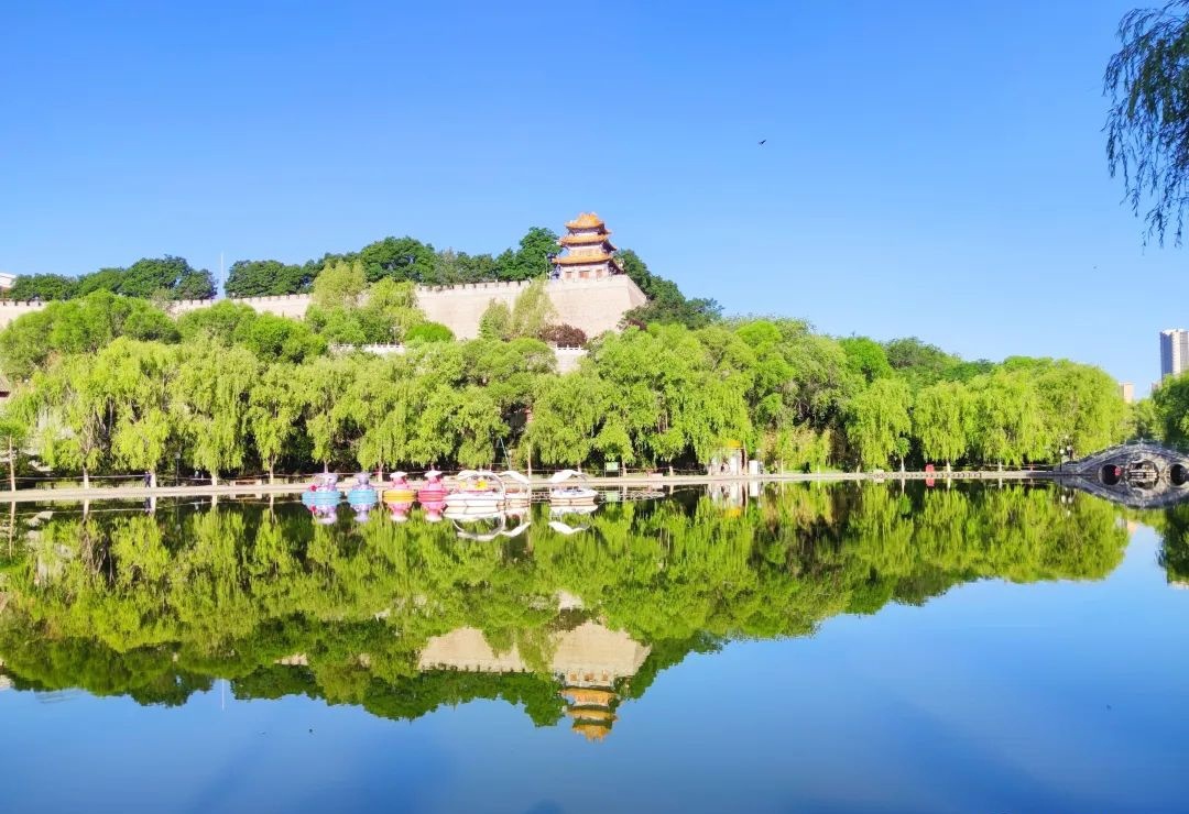 平凉市柳湖公园（崆峒区融媒体中心供图）