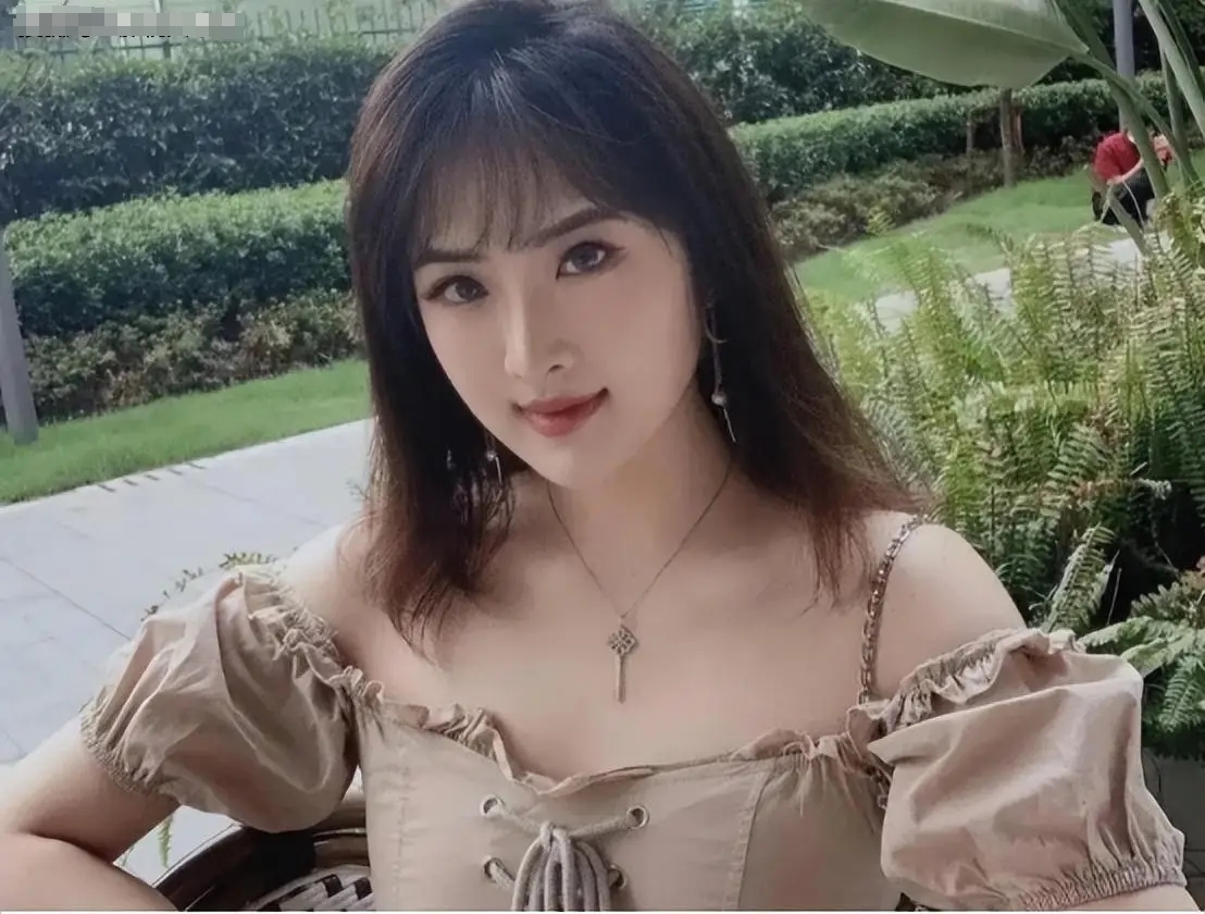 “华为千金”姚安娜，住着5亿豪宅，还有私人飞机，还非要当明星