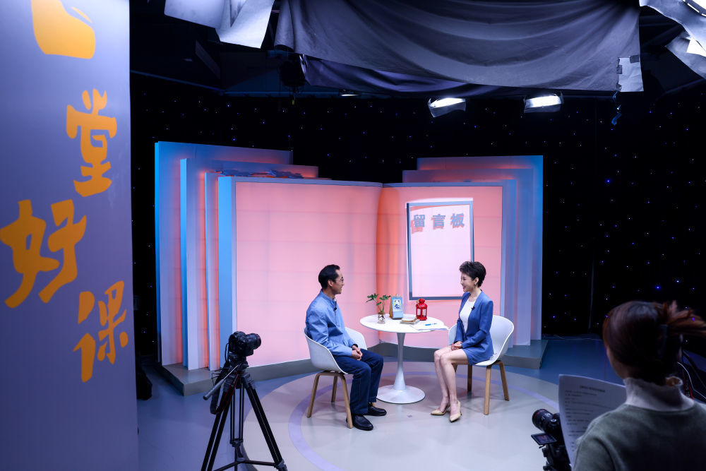 2023年4月12日，在中国教育电视台一处演播室，朱彦军（左）受邀参加《育见》栏目关于“世界读书日”系列访谈的录制。新华社记者　刘金海　摄
