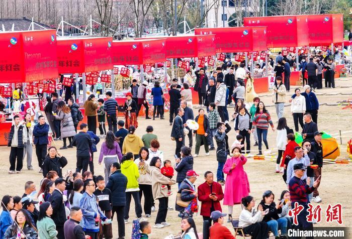 余村新年灯会共富市集游客如织。丁文文供图