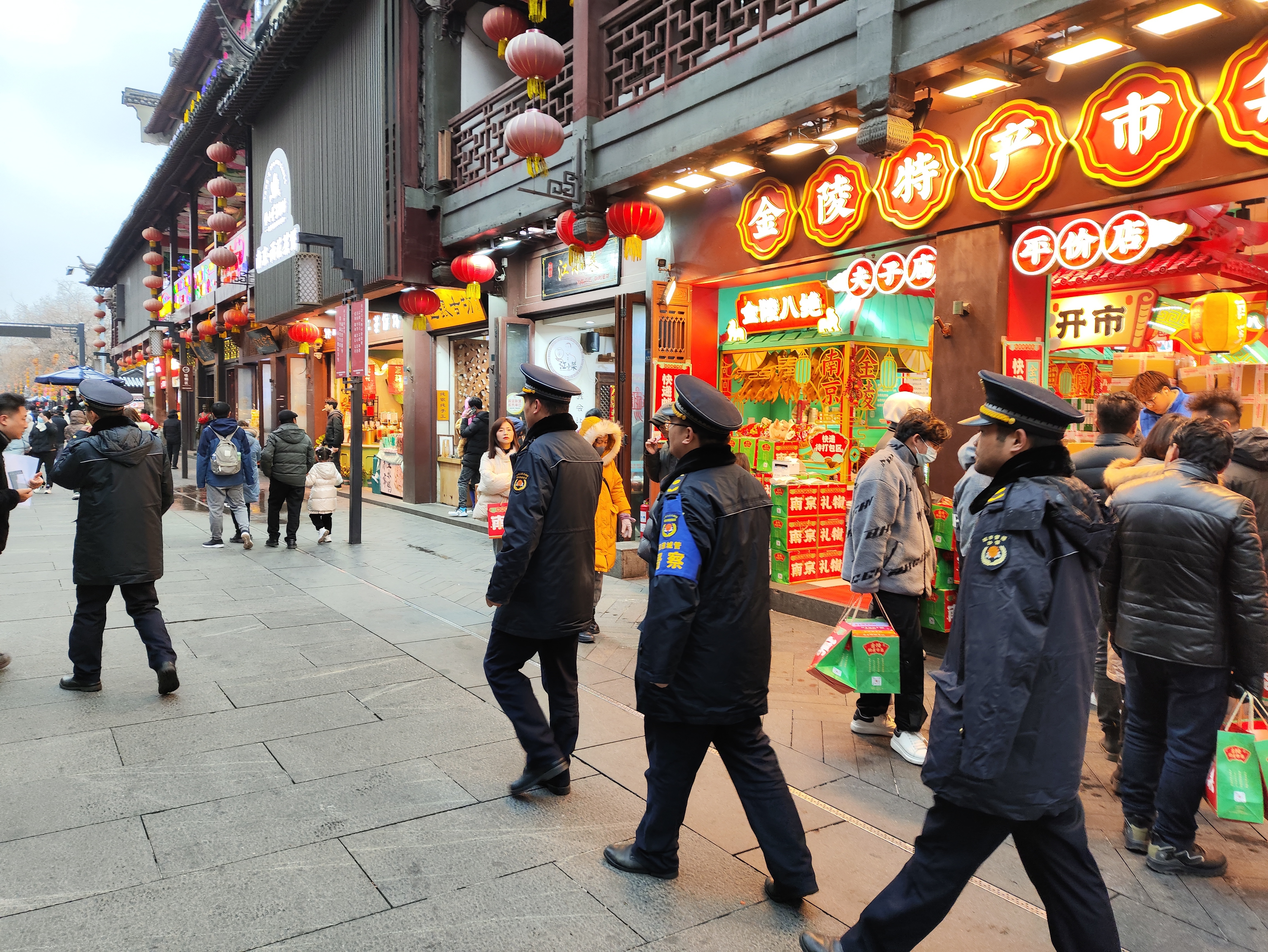 南京秦淮城管部门全力以赴做好灯会市容保障