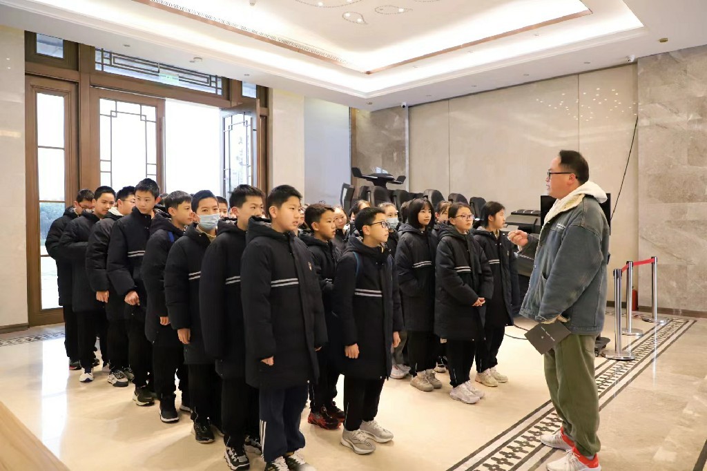 宁波青藤书院学子赴宁波姚江科技馆开展科技探索研学活动