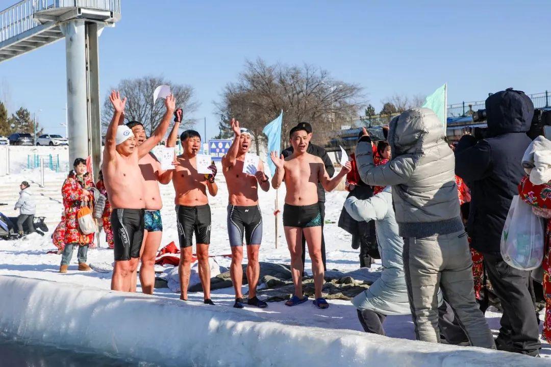 冬泳爱好者们庆祝自己挑战成功。