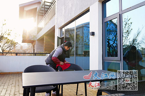 在永修縣吳城鎮(zhèn)的一家民宿內(nèi)，員工正在打掃衛(wèi)生。王蘊(yùn)蓉?cái)z