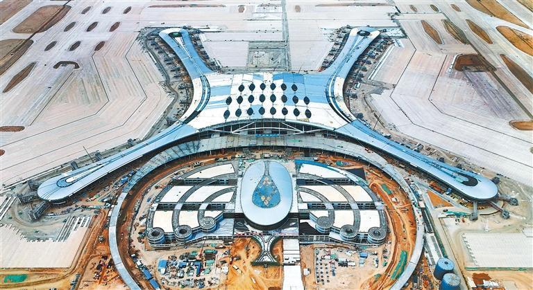2023年10月10日，兰州中川国际机场三期扩建工程航站楼项目建设现场一派繁忙。新甘肃·甘肃日报记者　田蹊