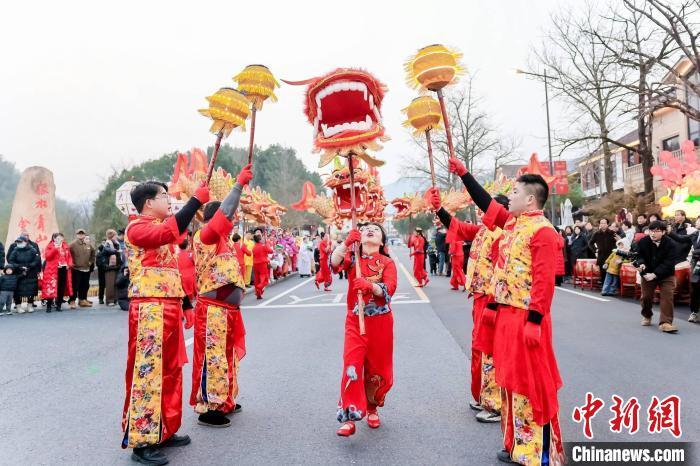 余村非遗踩街活动。朱雯供图