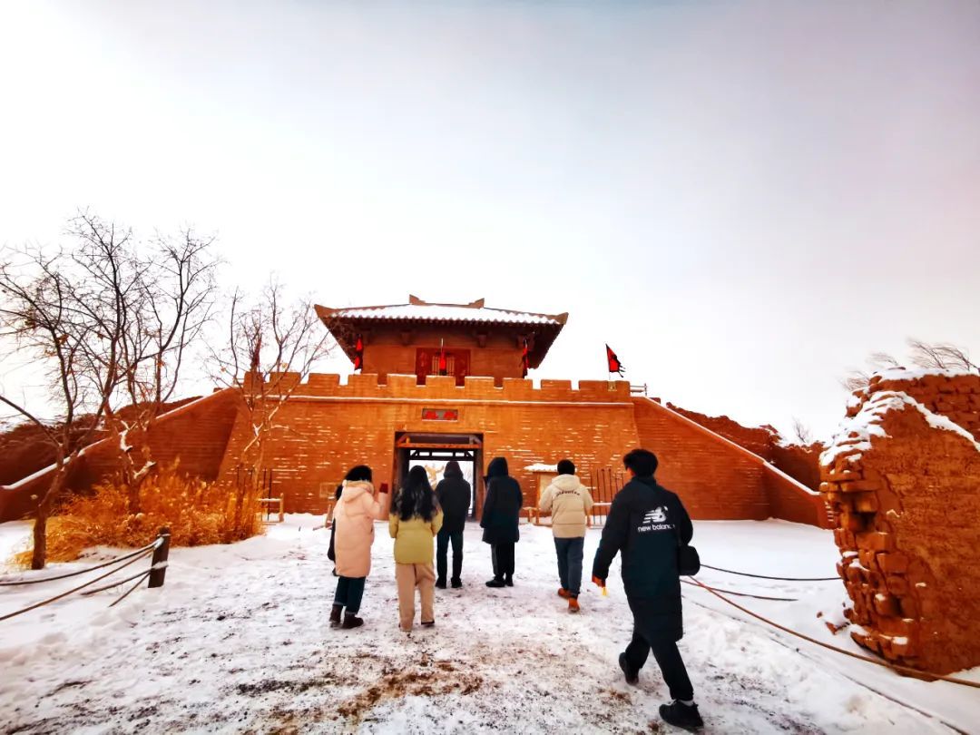 游客在阳关景区观赏雪景