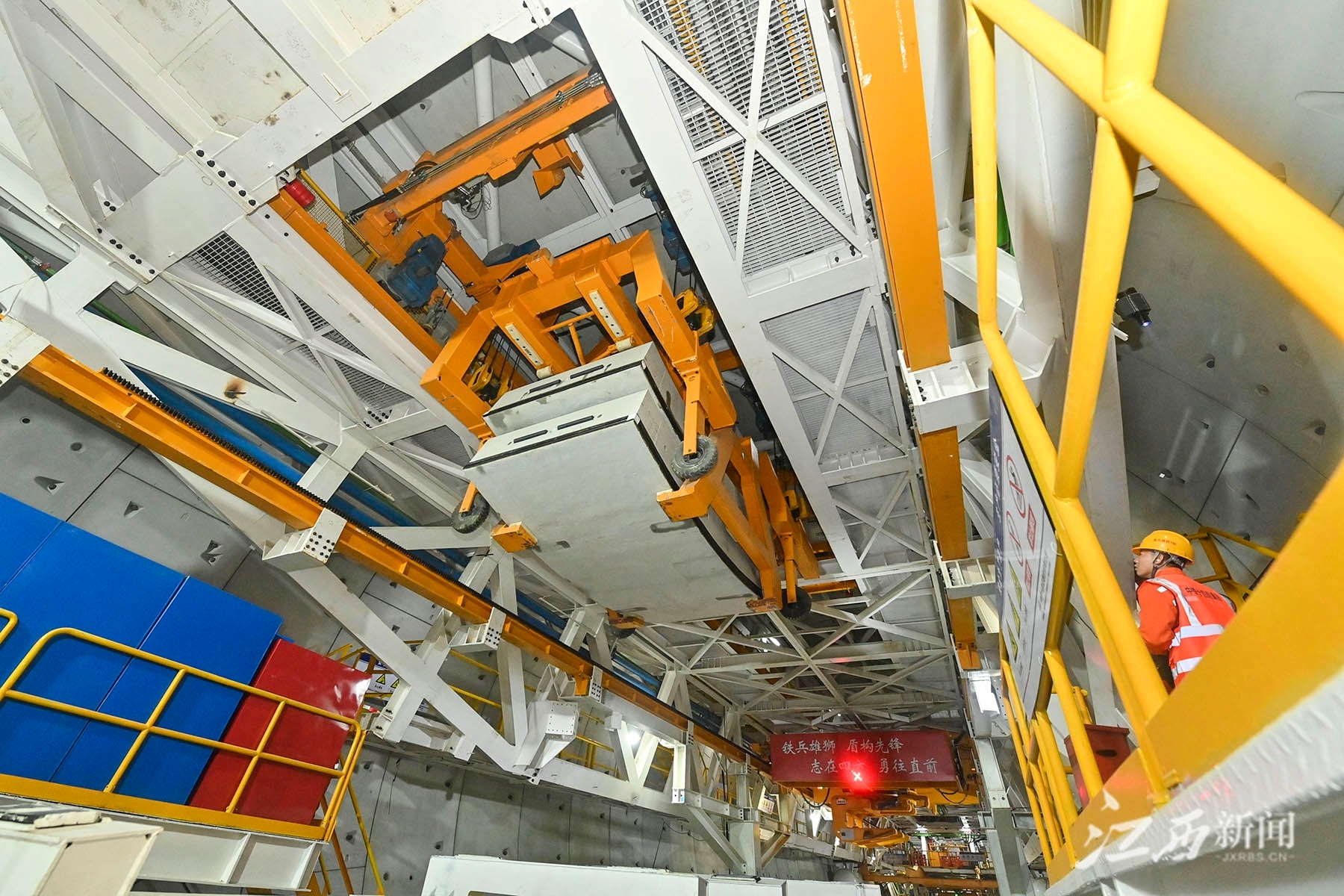 吊装运输隧道管片.▲工作人员正在盾构机操作室操作掘进.