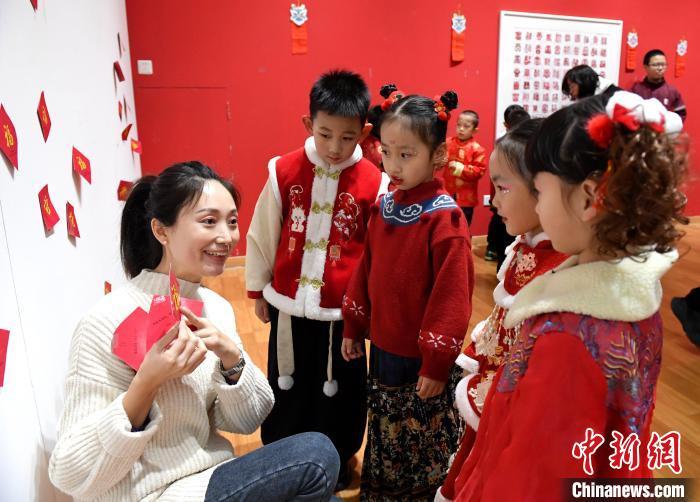 2月23日，老师和孩子玩猜谜语。苏小立 摄