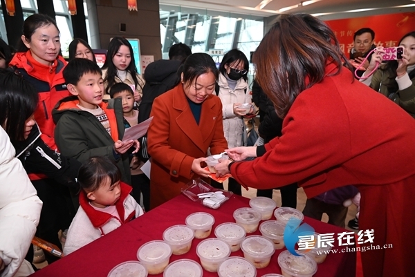 （现场还设置了品汤圆环节。）