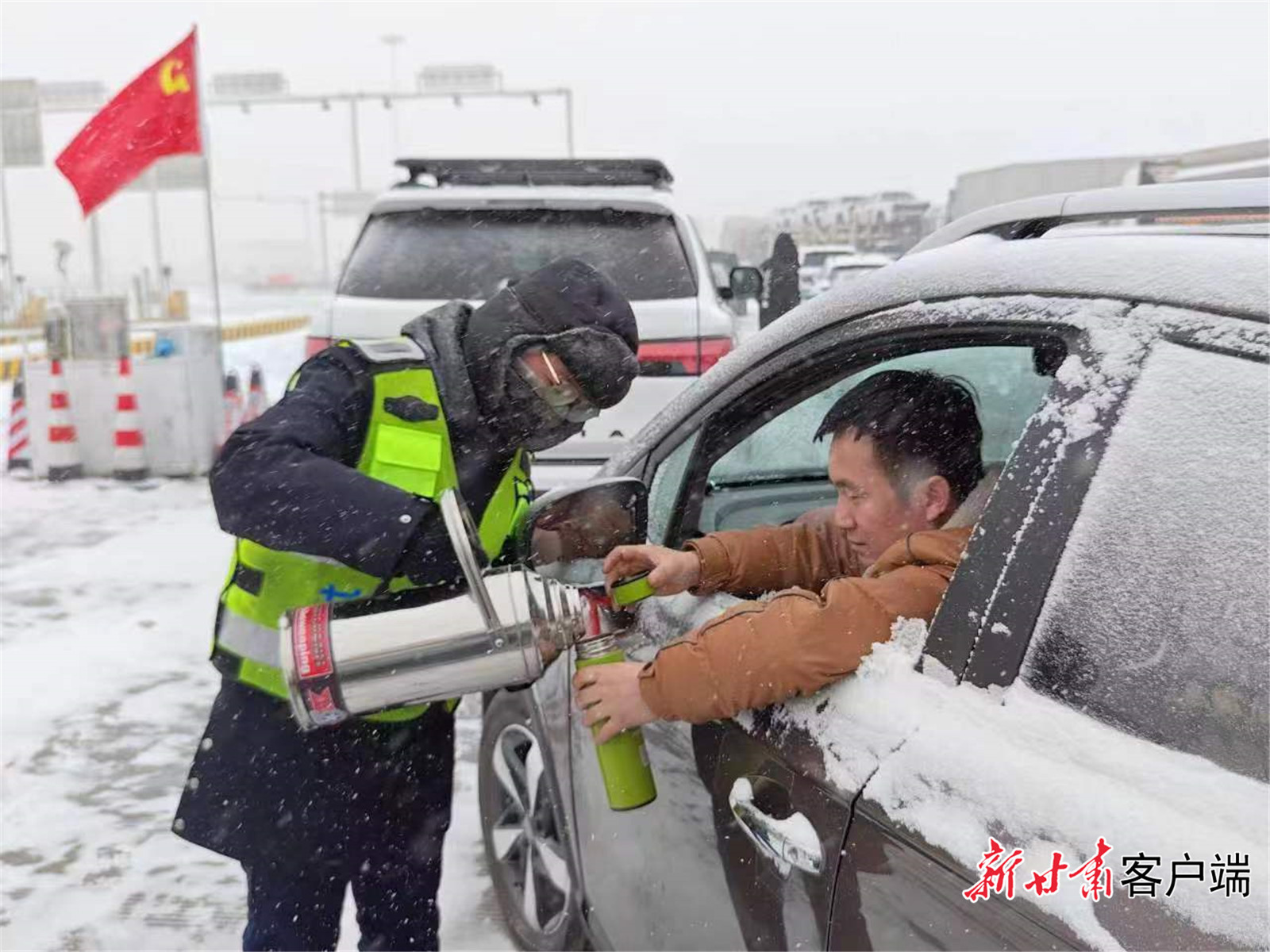 甘肃交通人为司乘人员送上热水
