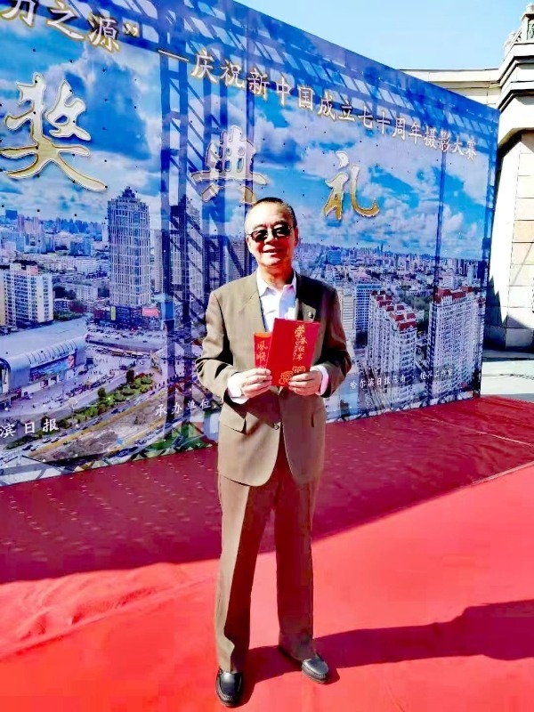 首位航拍冰雪大世界的摄影家宋文勇40年拍摄冰雪记录冰城冬日美景